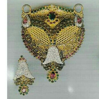 22KT Yellow Gold Ladies Indian Antique Pendant Set