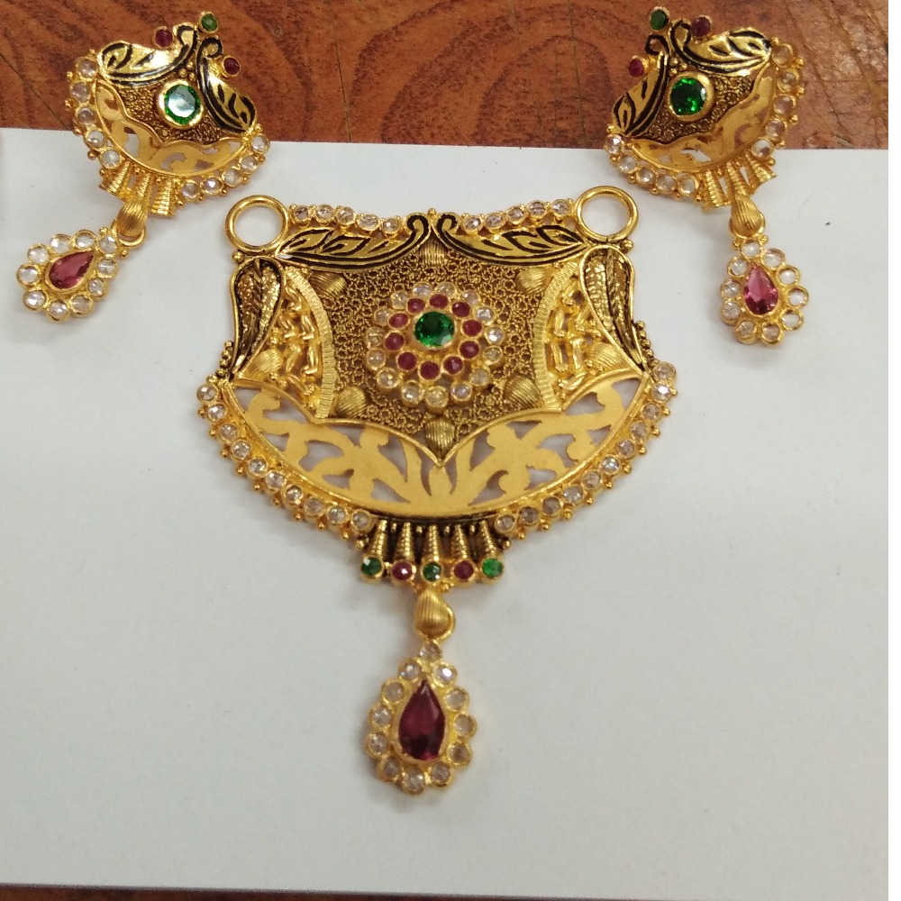 Fancy Gold Pendant Set