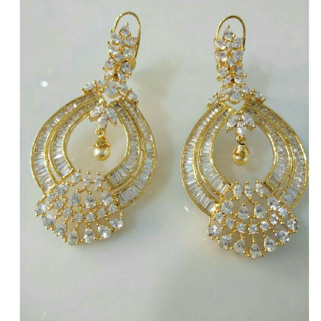 916 Ladies Modern Stylish Earrings
