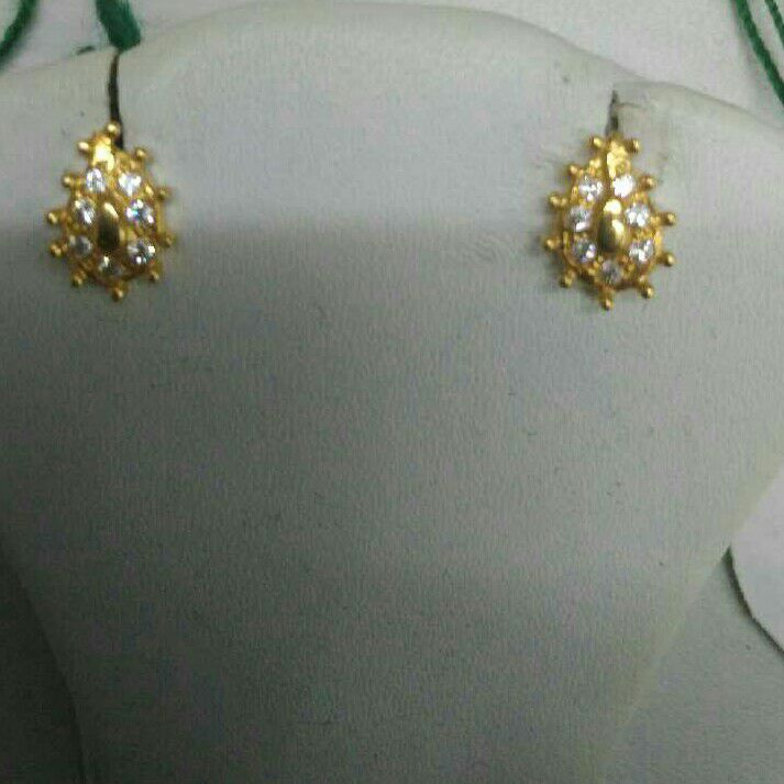 18K / 750 Gold Ladies Attractive CZ Earrings