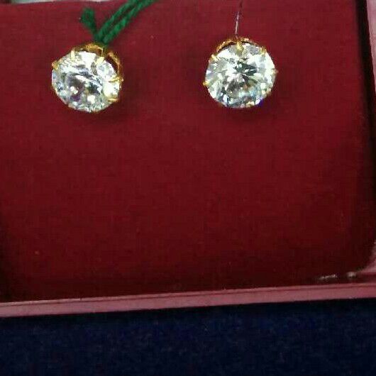 18K / 750 Gold Round Diamond Earring