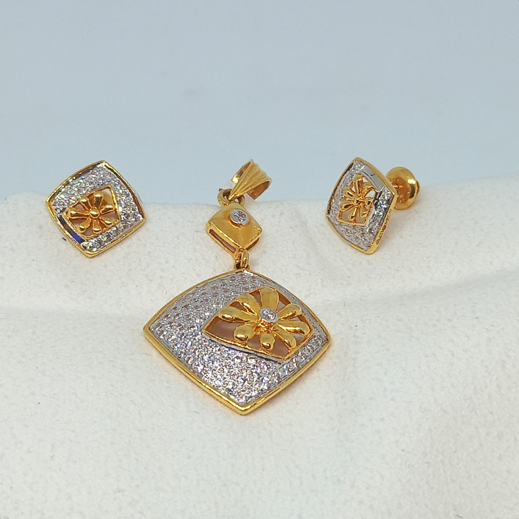 18 kt ladies pendant set