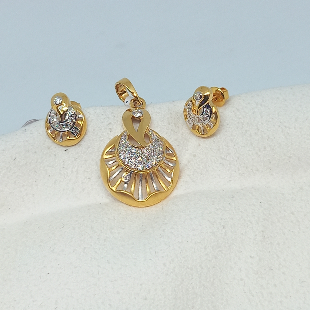 18 kt ladies pendant set