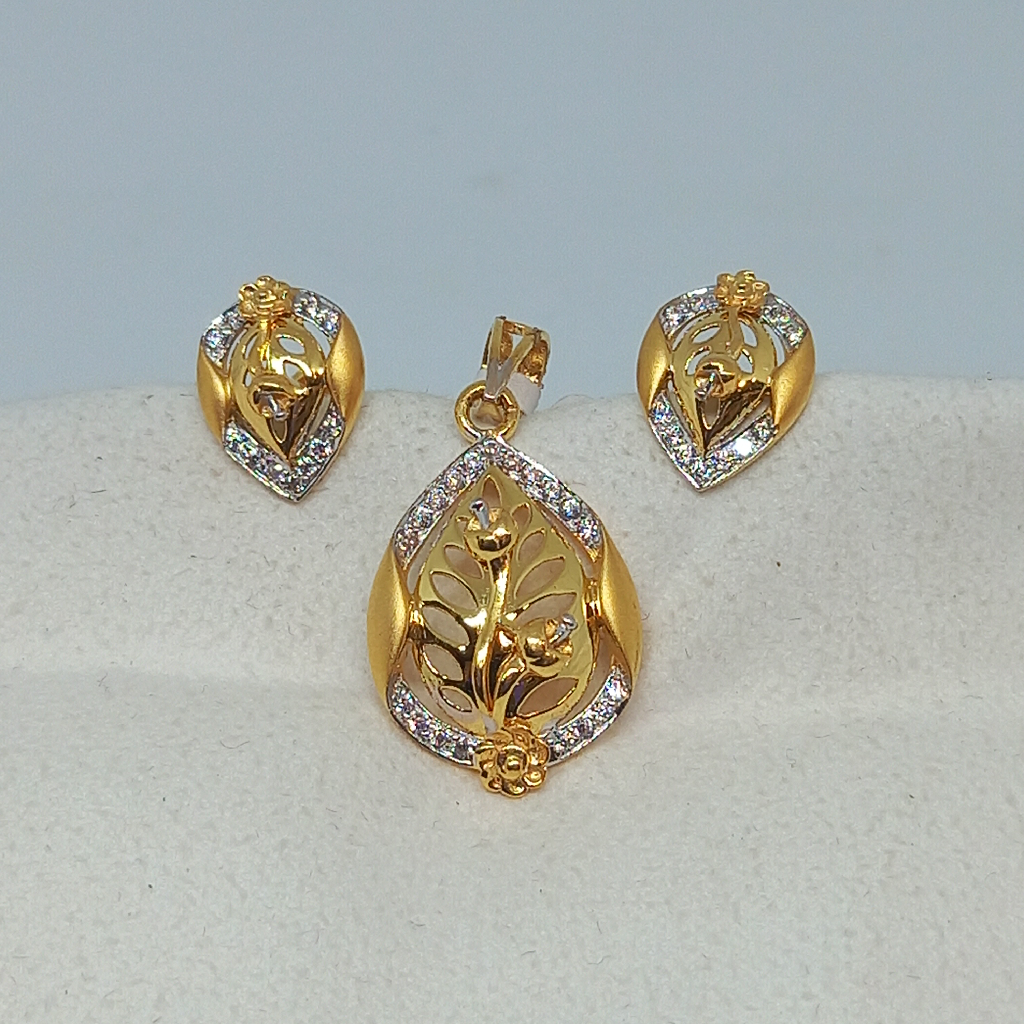 18 kt ladies pendant set
