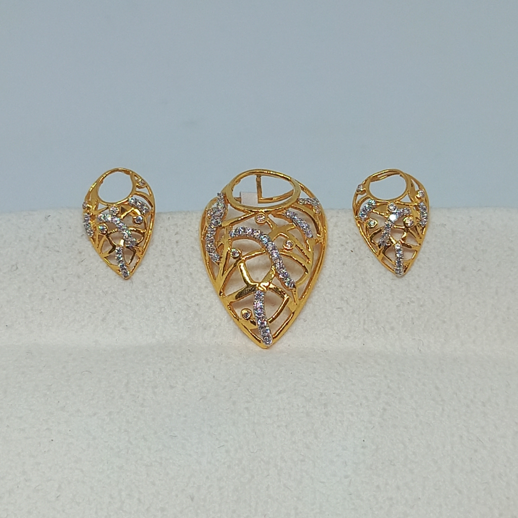 18 kt ladies pendant set