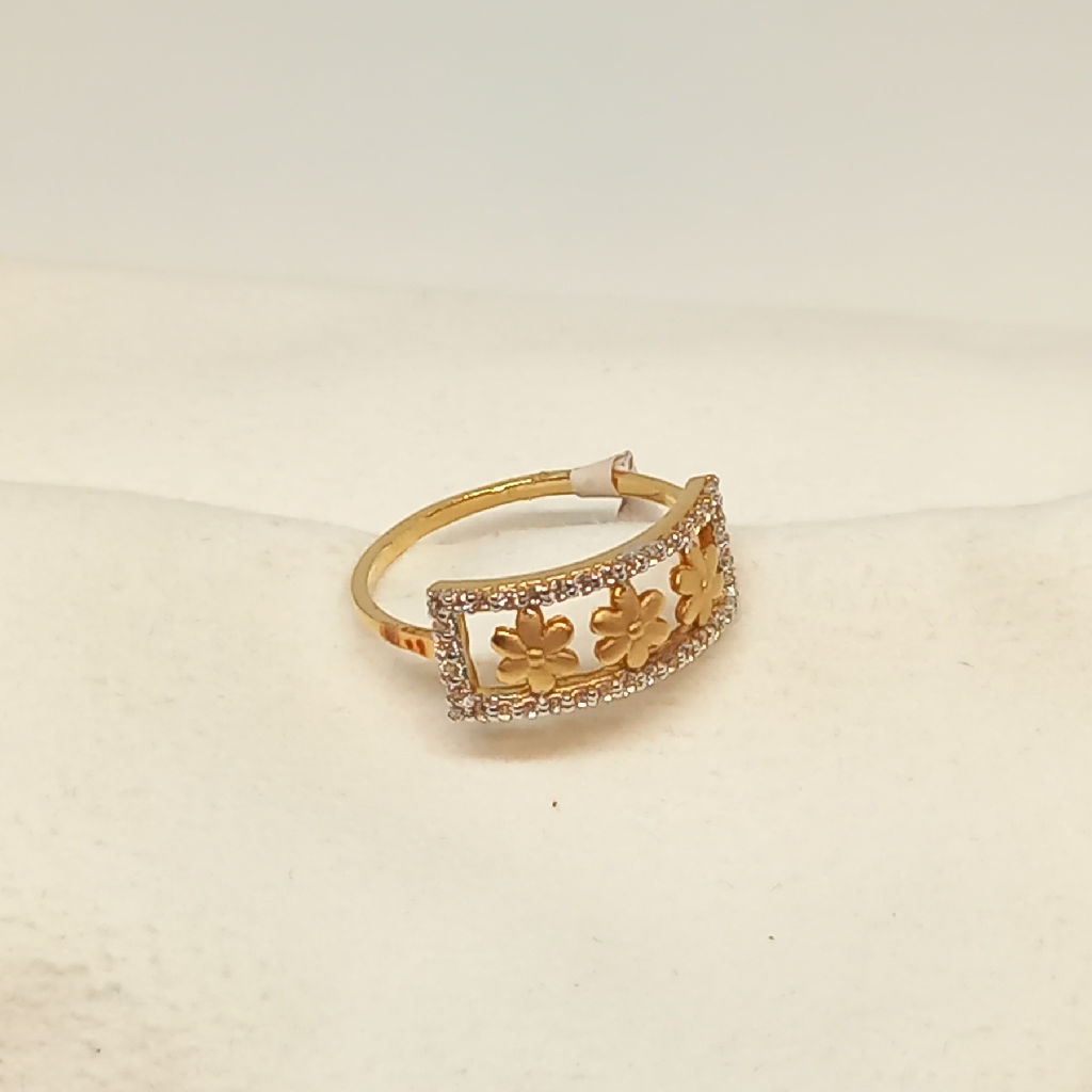 18kt ladies ring