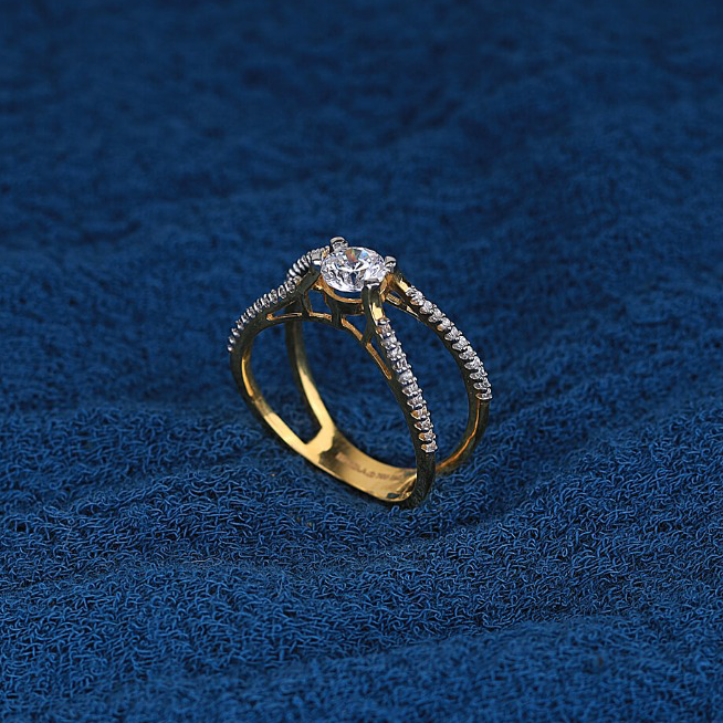 solitair with Cs ladies ring