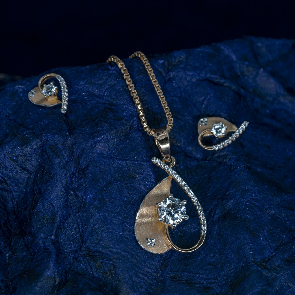 Rose gold pendant set