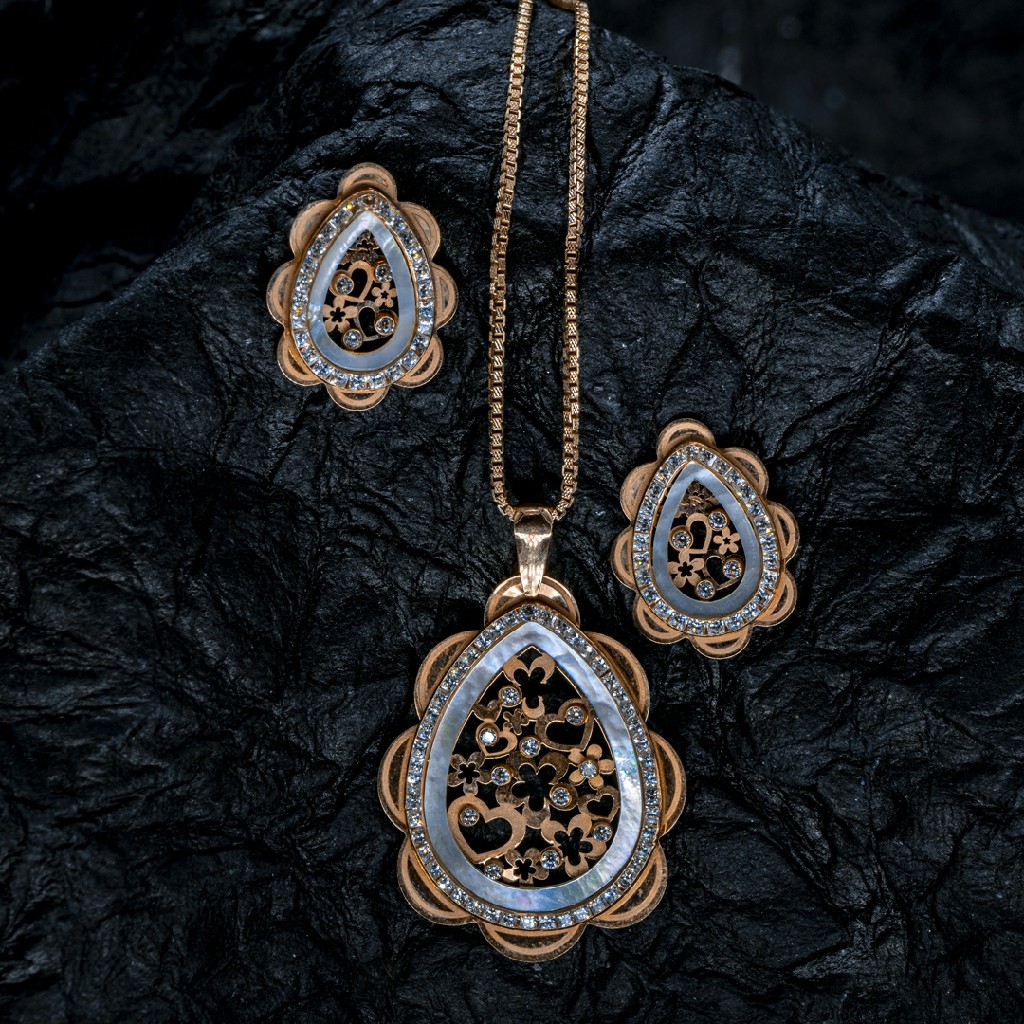 18ct Rose gold pendant set