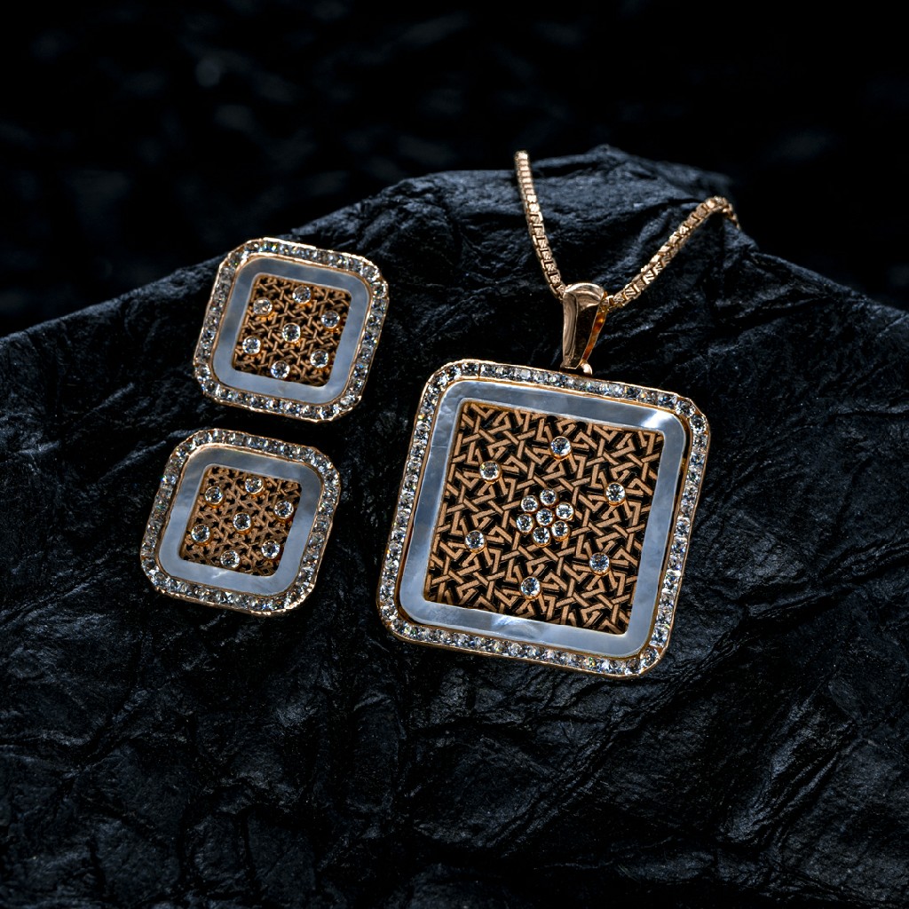 18ct rose gold pendant set