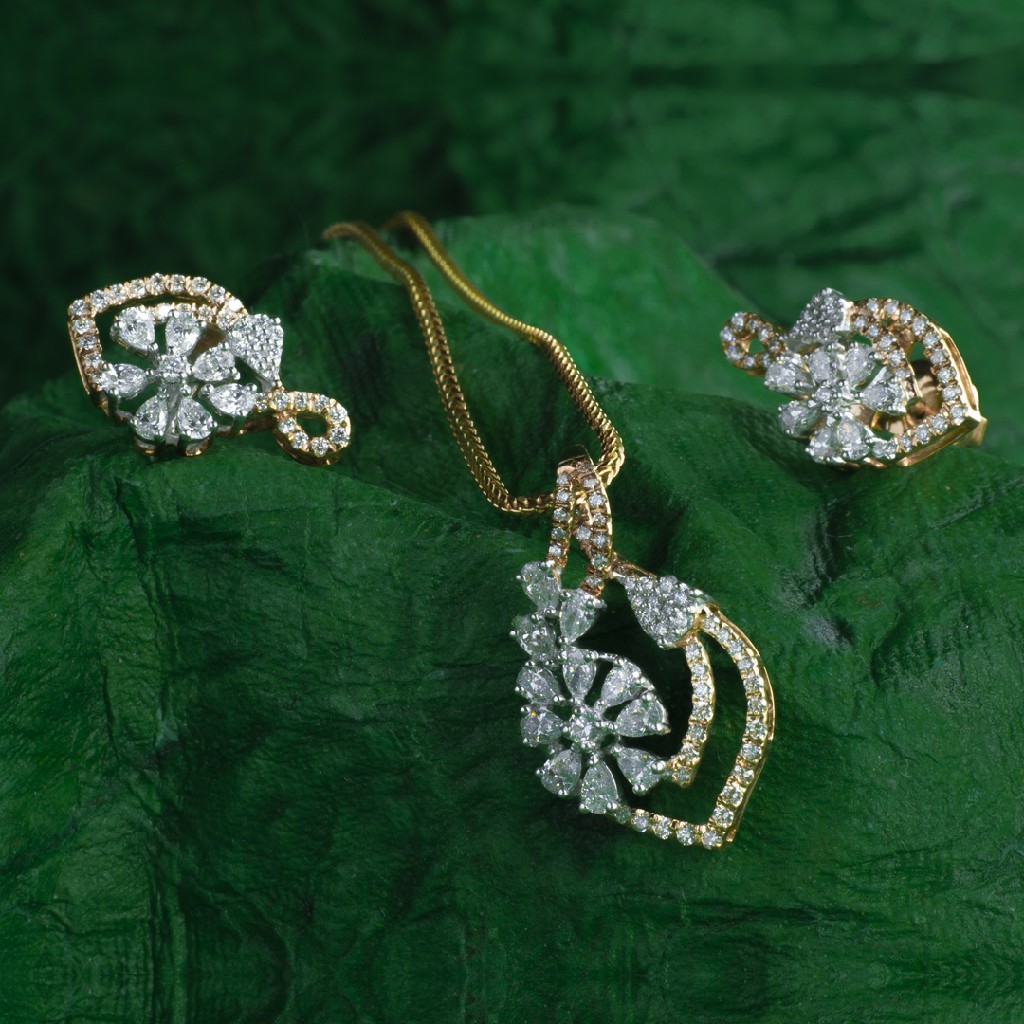 Diamond pendant set