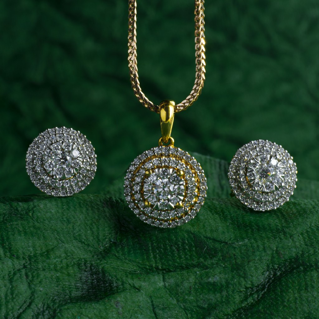 Diamond pendant set