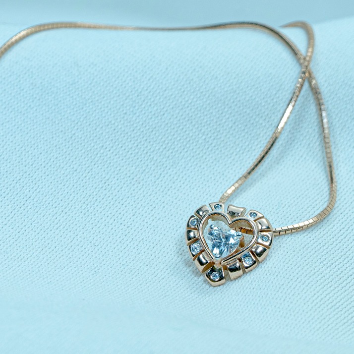 Delicate Gold Pendant P18-585