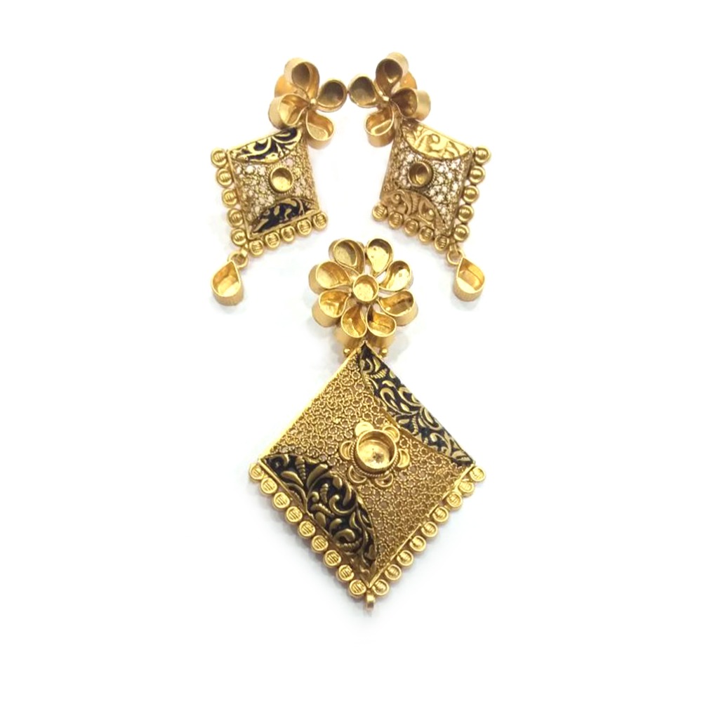916 Gold Designer Diamond Shape Tribal Pendant Set