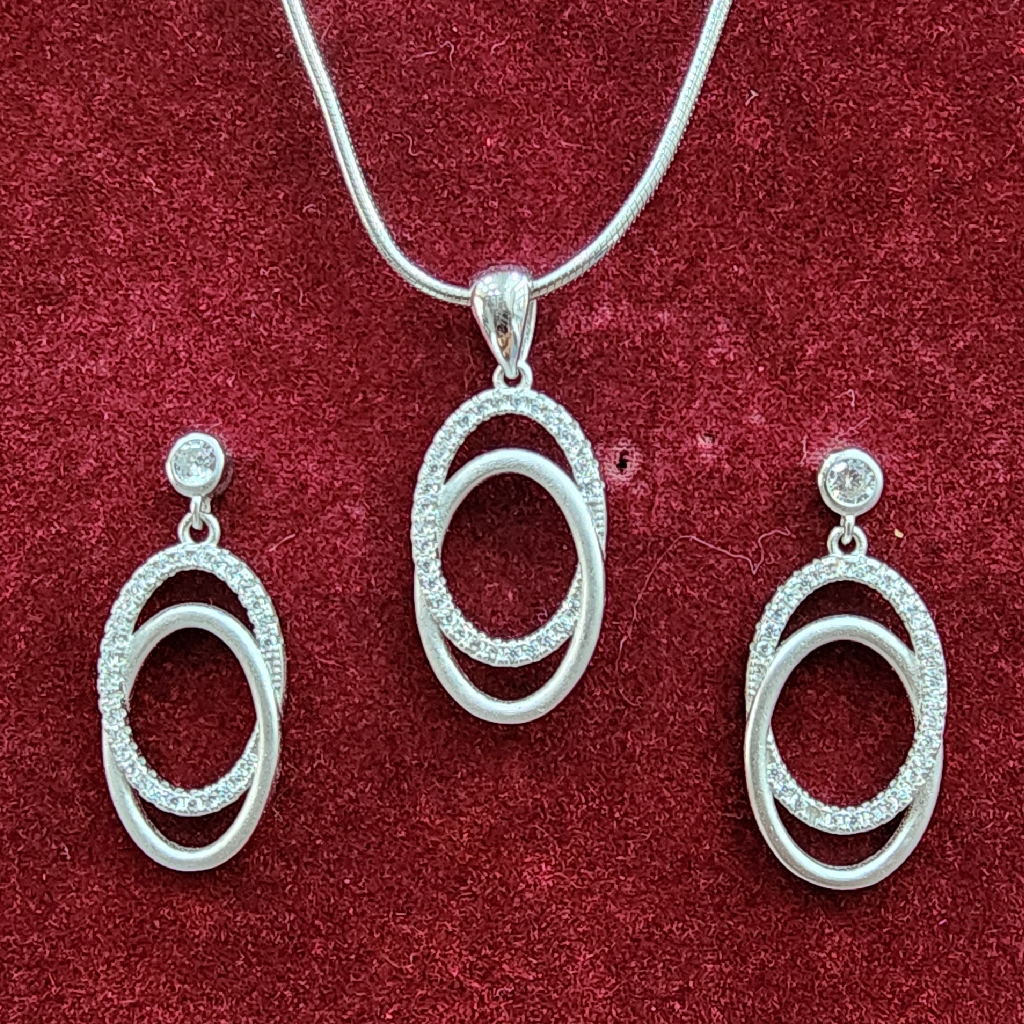 925 Sterling Silver Oval Shape Chain Pendant Set