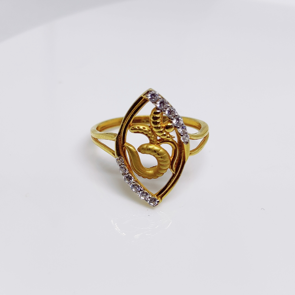 916 gold om Marquoise shape CZ ladies ring