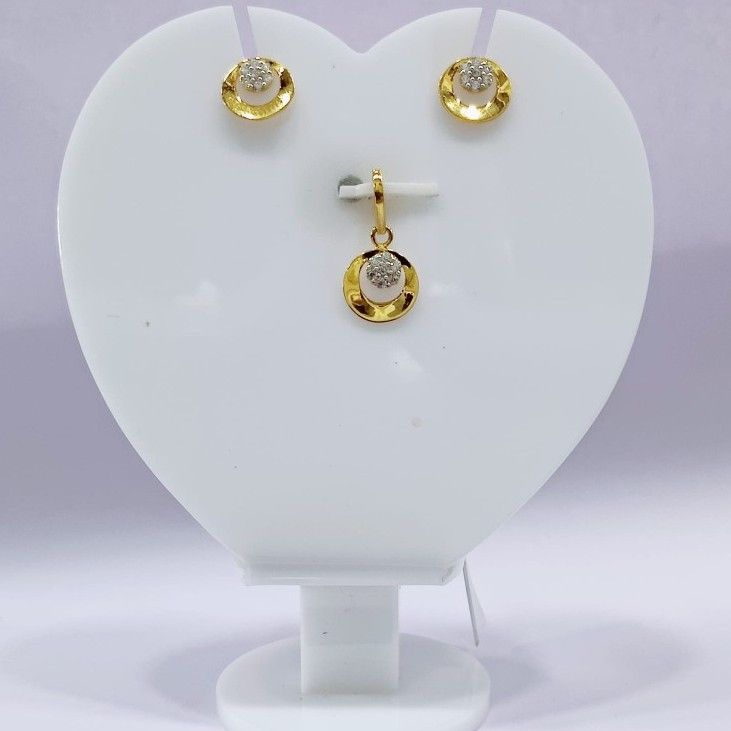 18k gold Unique Round shape CZ pendant set