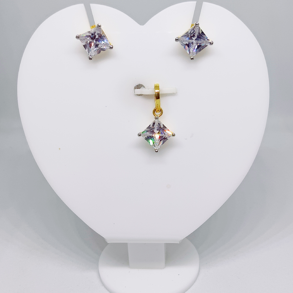18k gold Diamond shape single stone pendant set