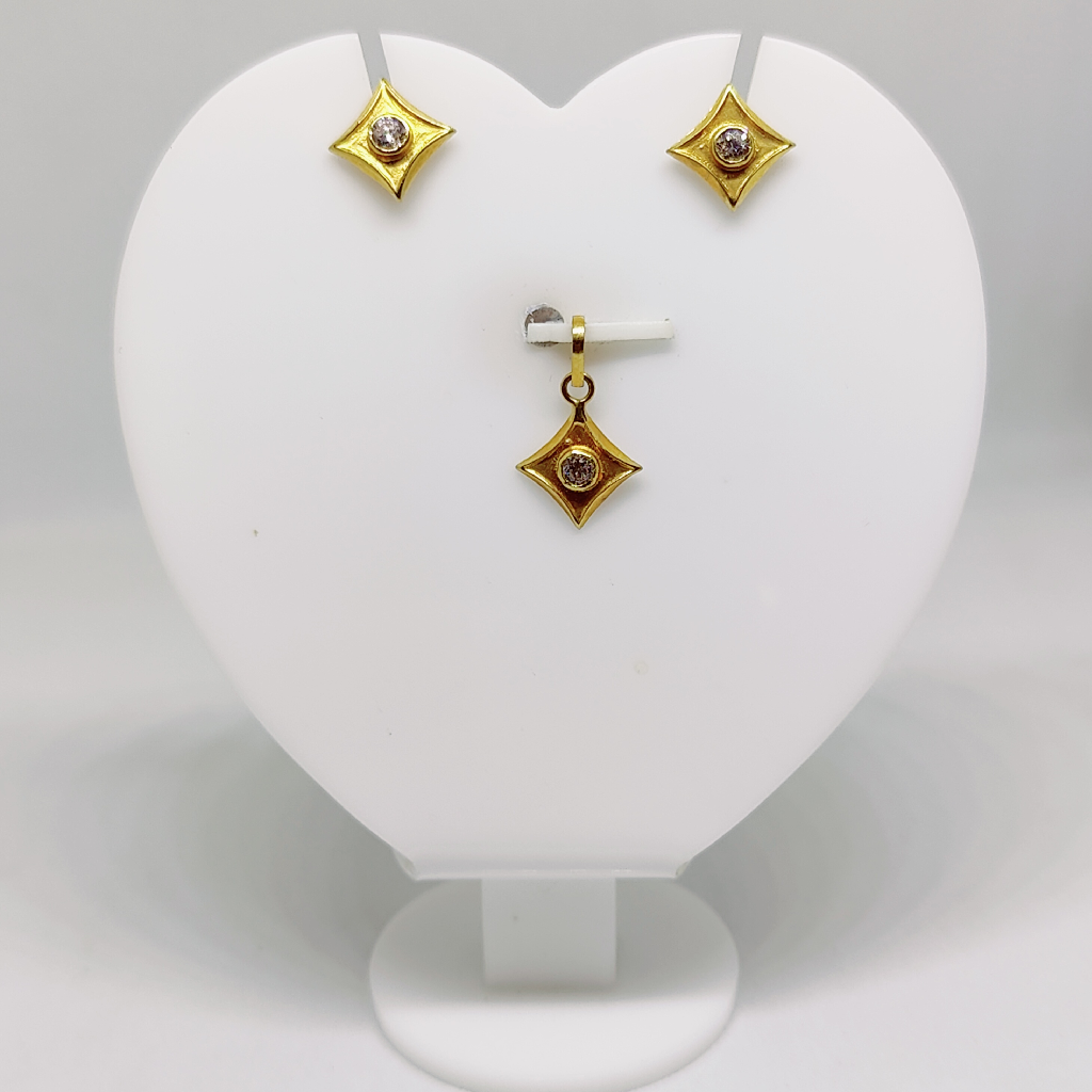 18k gold single diamond Shape Attractive pendant set