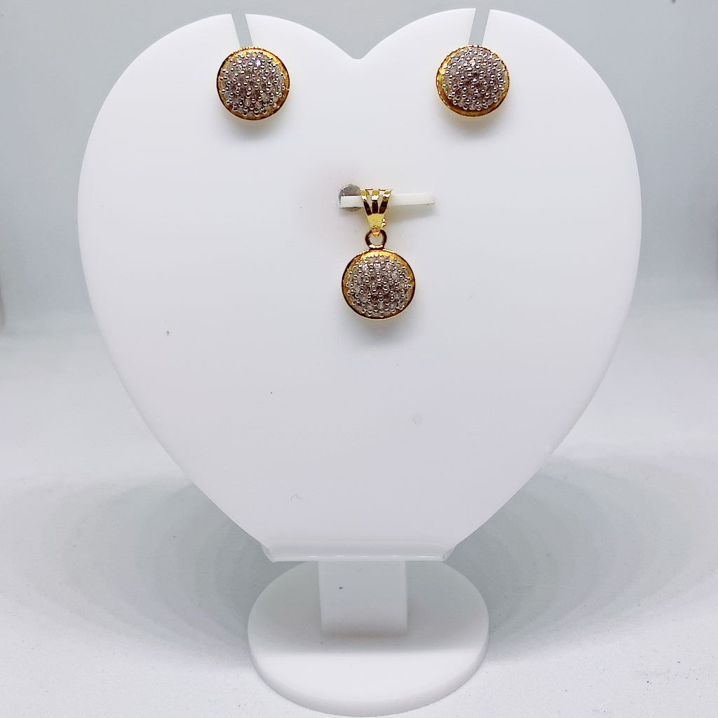 18k gold Circular ball shaped CZ pendant set