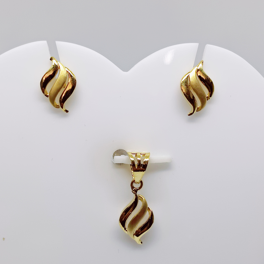18k gold Plain s design pendant set