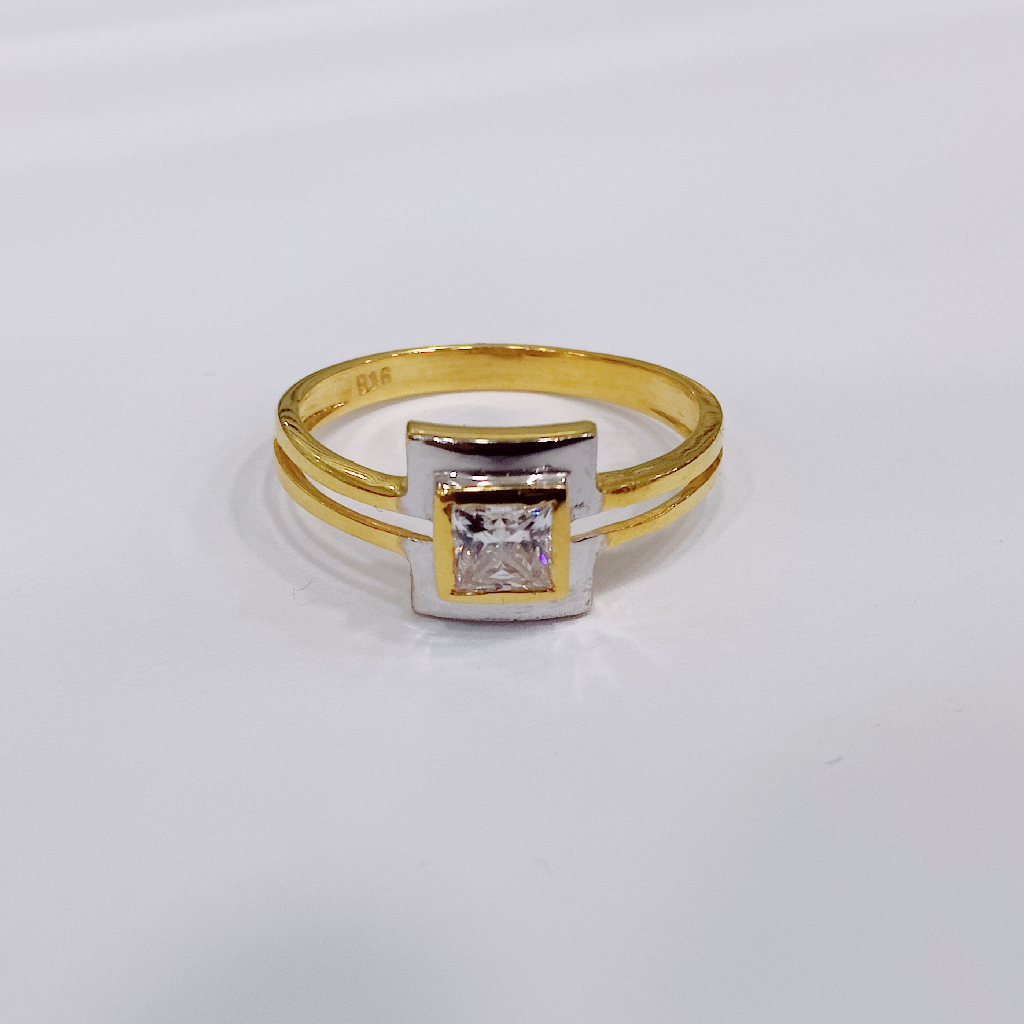 916 Gold soliter square dimond ring
