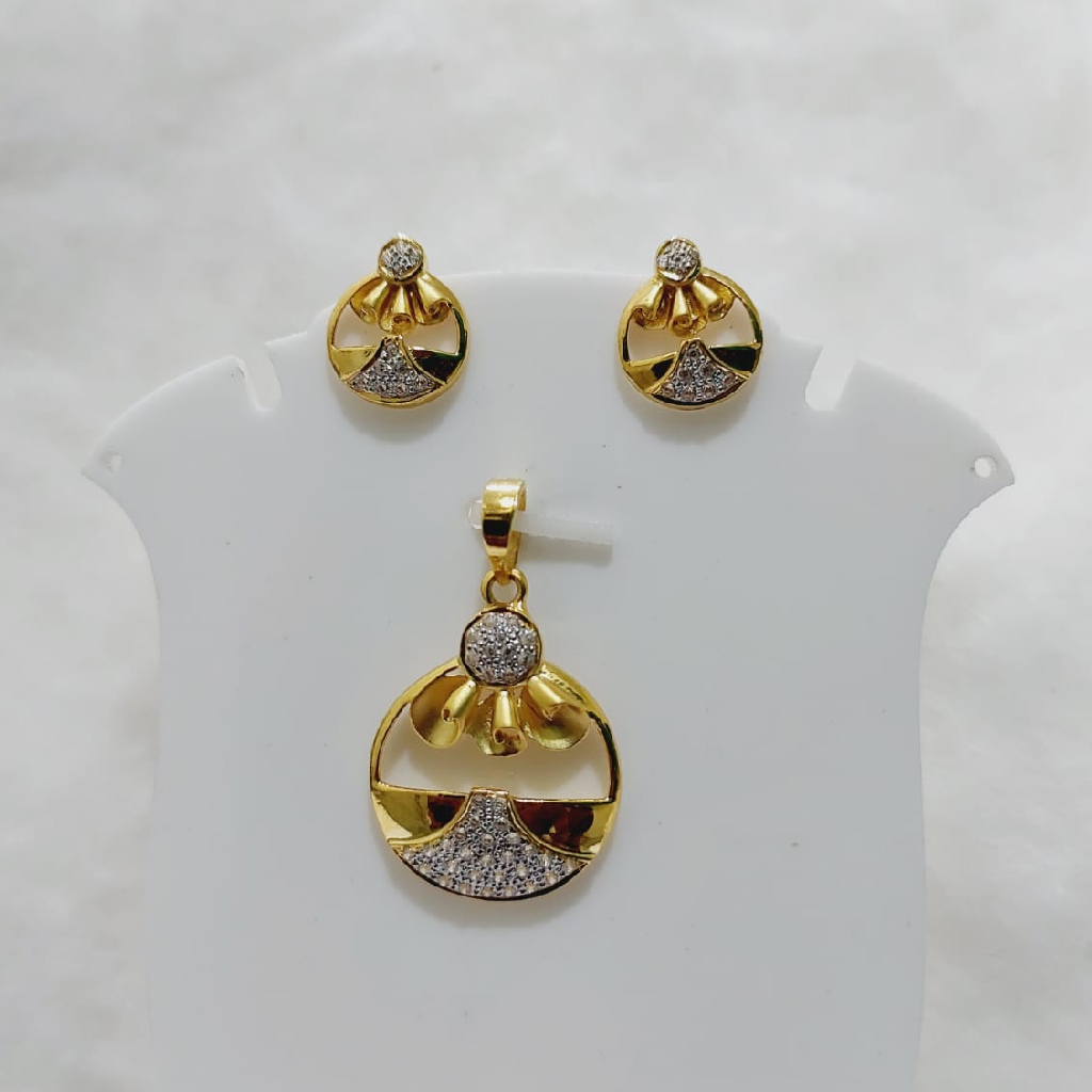 22k gold round shape diamond pendant set