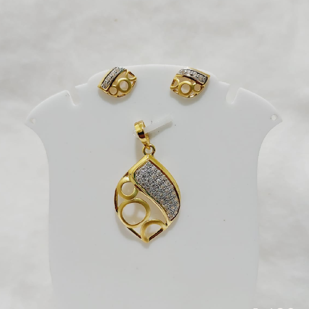 916 gold designer diamond pendant set