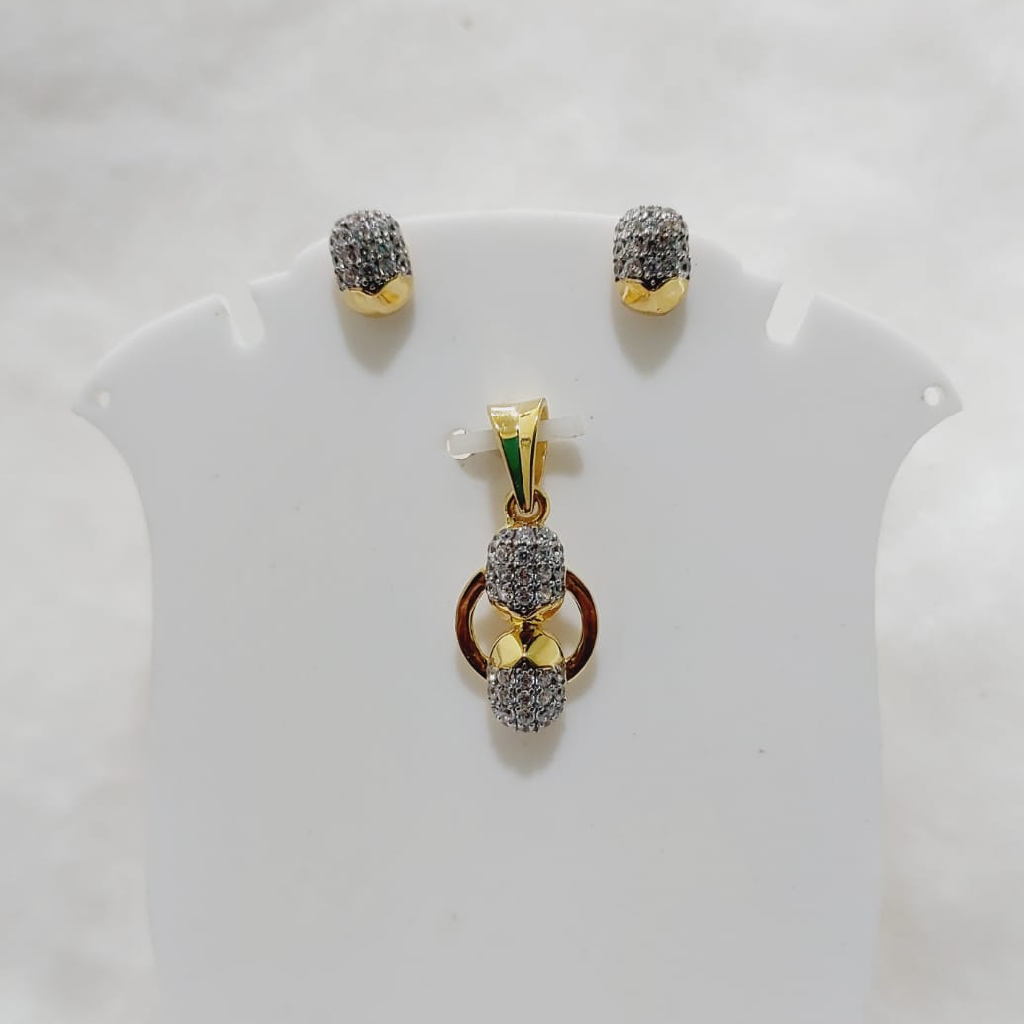 22k gold oval shaped diamond pendant set