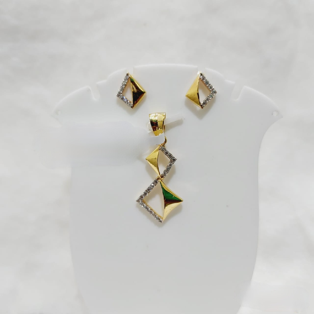 22k gold triangle shape diamond pendant set