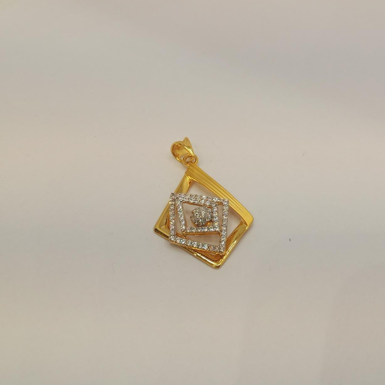 22k gold diamond pendant