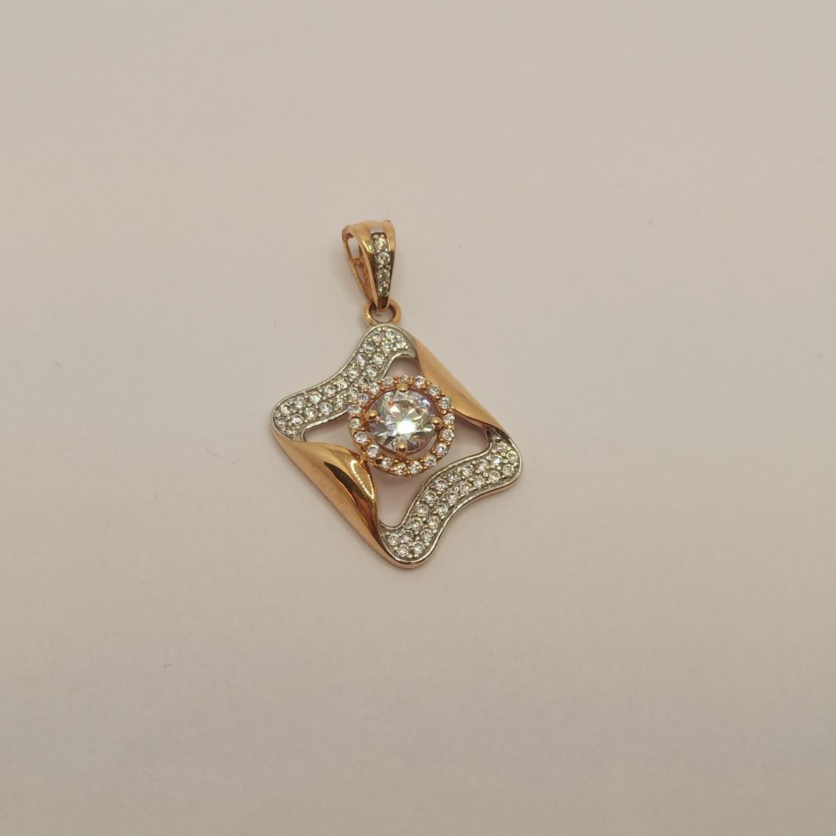 18k gold diamond pendant