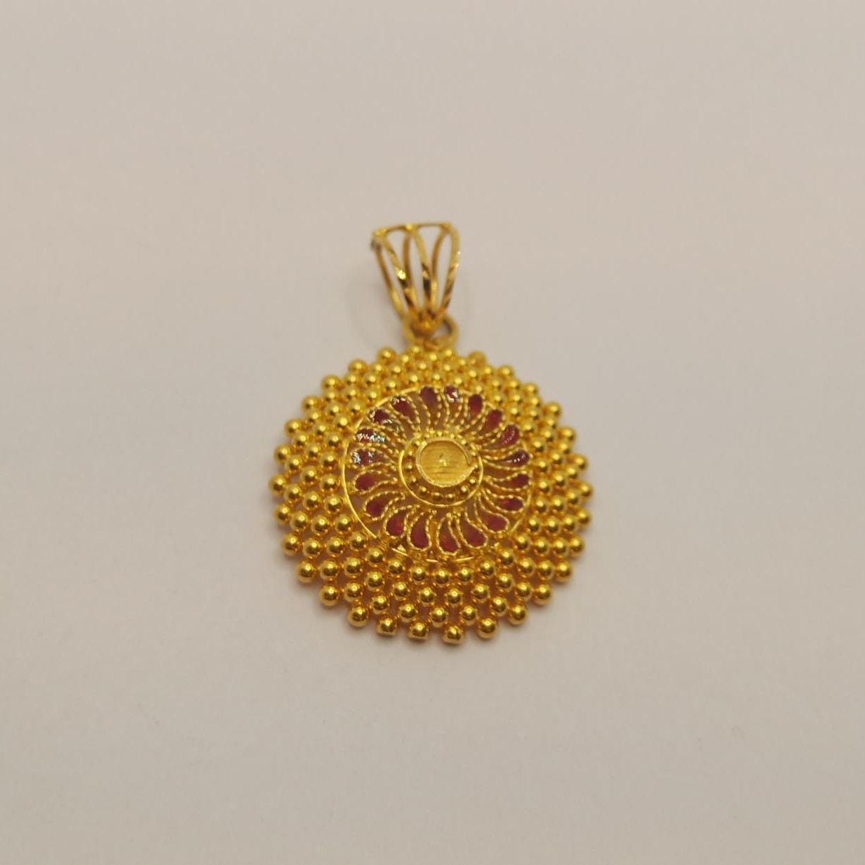 22k gold  round design pendant