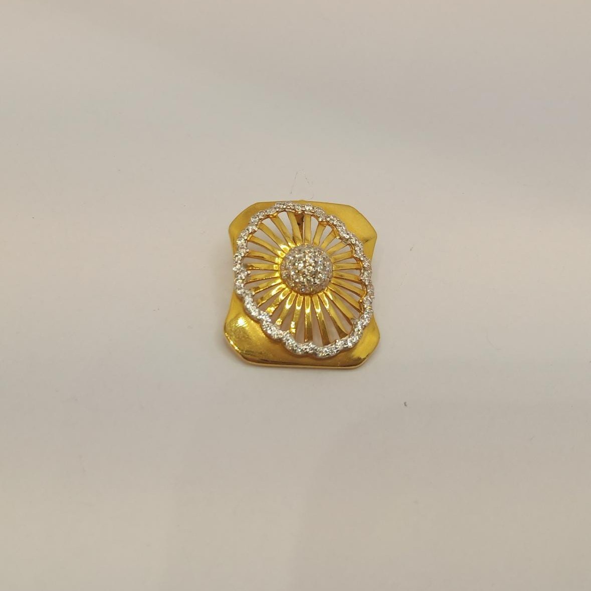 22k gold diamond pendant