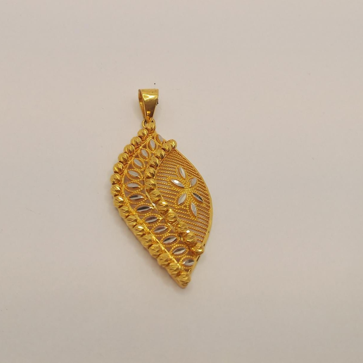 22k gold  pendant