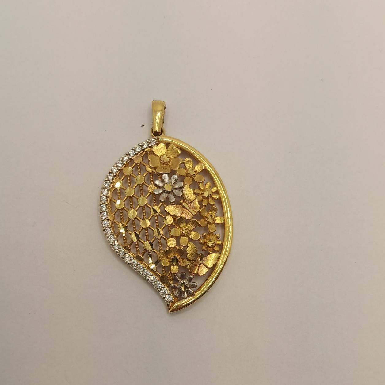 18K Gold Trending Pendant
