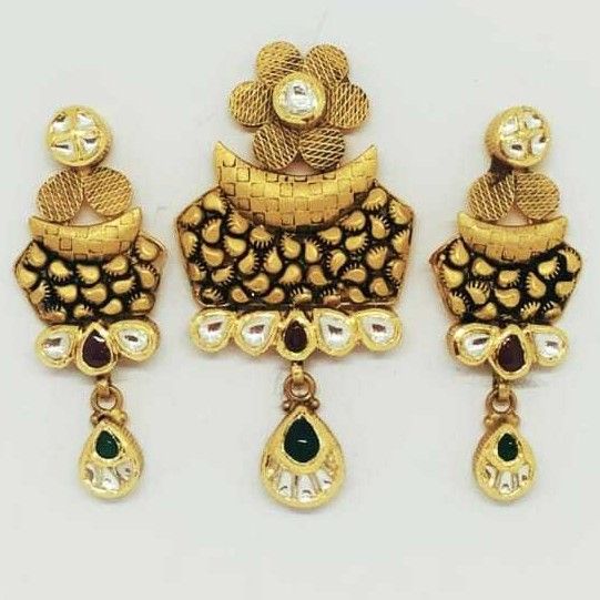 22 KT Gold Antique Pendant Set