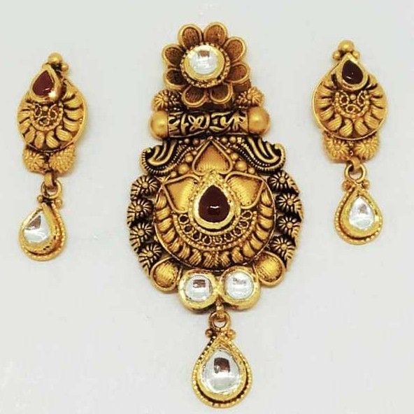 22 KT Gold Antique Pendant Set