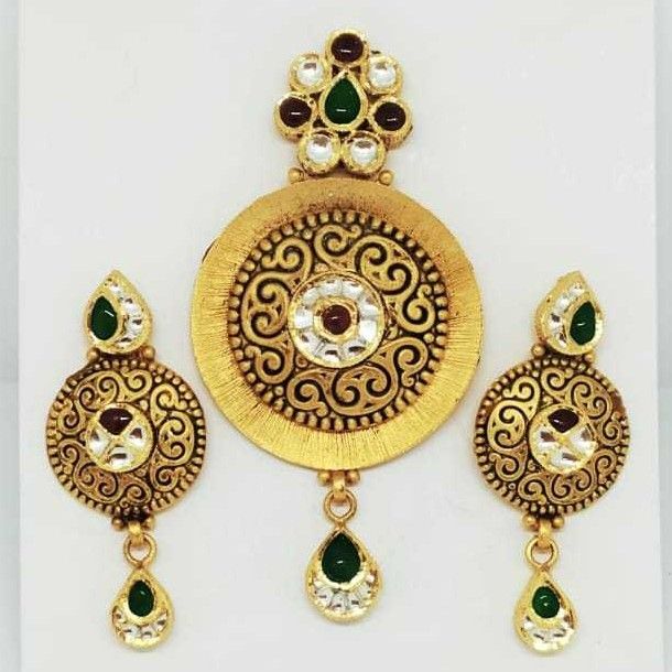 22 KT Gold Antique Pendant Set