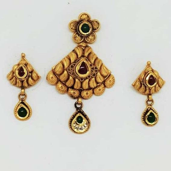 22 KT Gold Antique Pedant Set