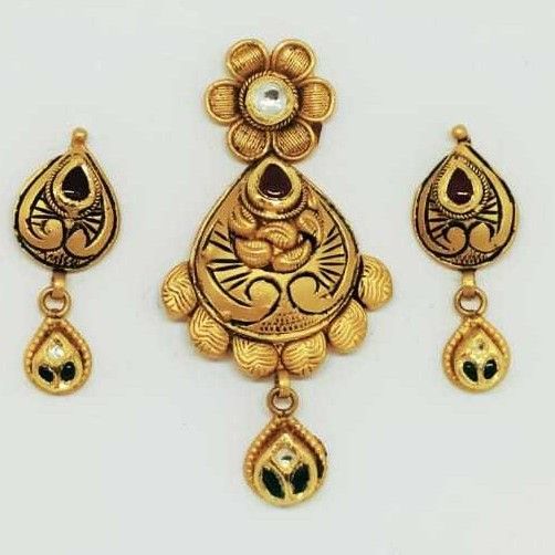 22 KT Gold Antique Pedant Set
