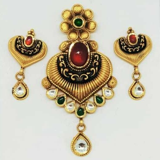 22 KT Gold Antique Pedant Set