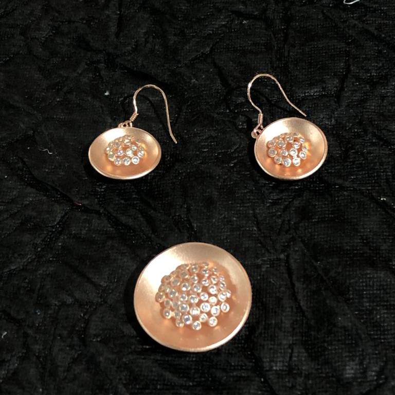 unique light weight pendant set