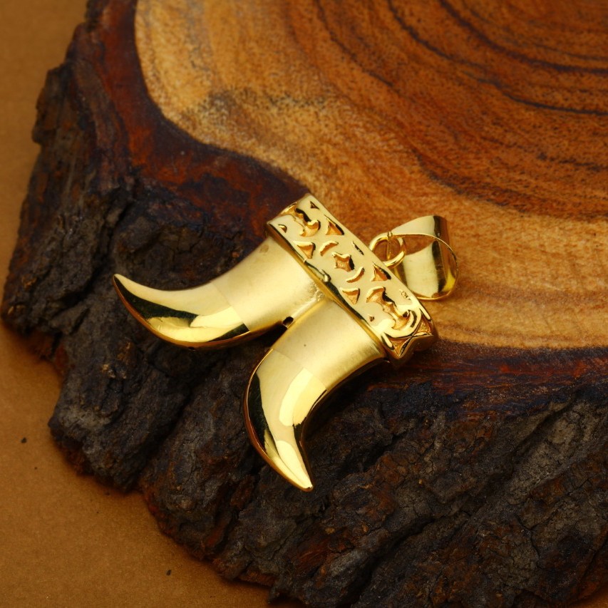 Fancy pendant tiger nail style