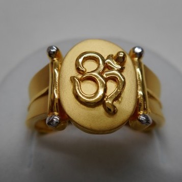 22 kt gold casting om pattern fancy gents ring