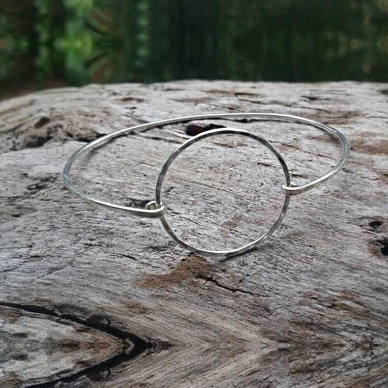 14 kt hallmark white gold hammered hinge bangle bracelet
