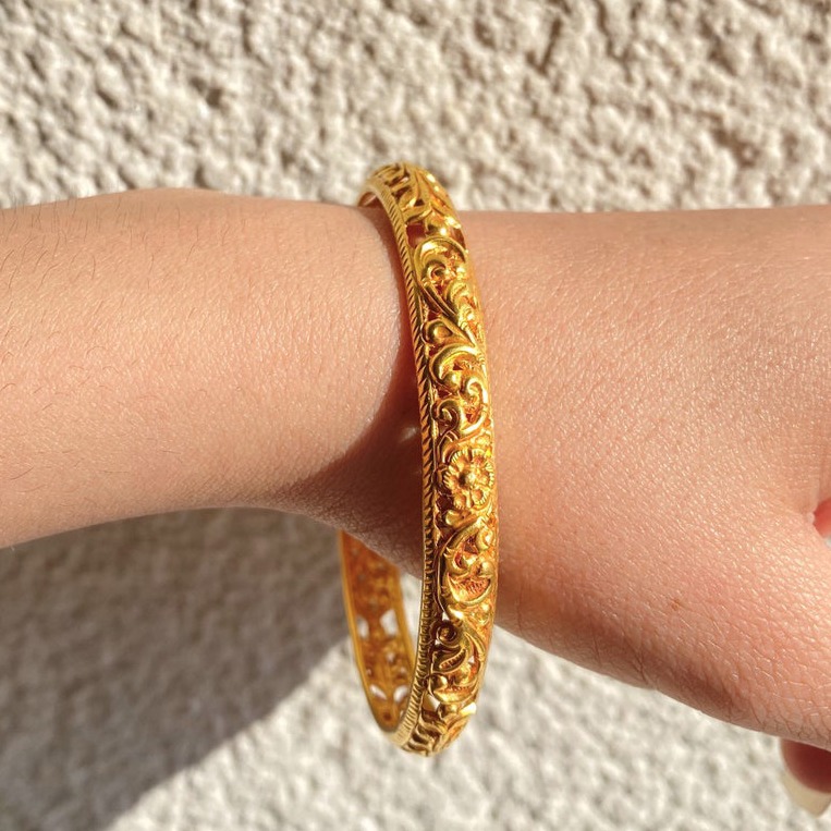22 Kt Gold Engraved Handmade Women's Bracelet Bangle 20 Gm