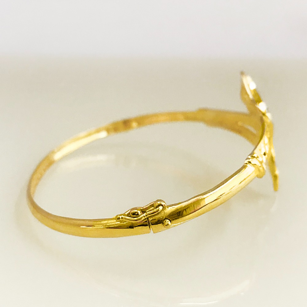 18 Kt Stamped Yellow Gold Designer Openable Women's Bangle Bracelet