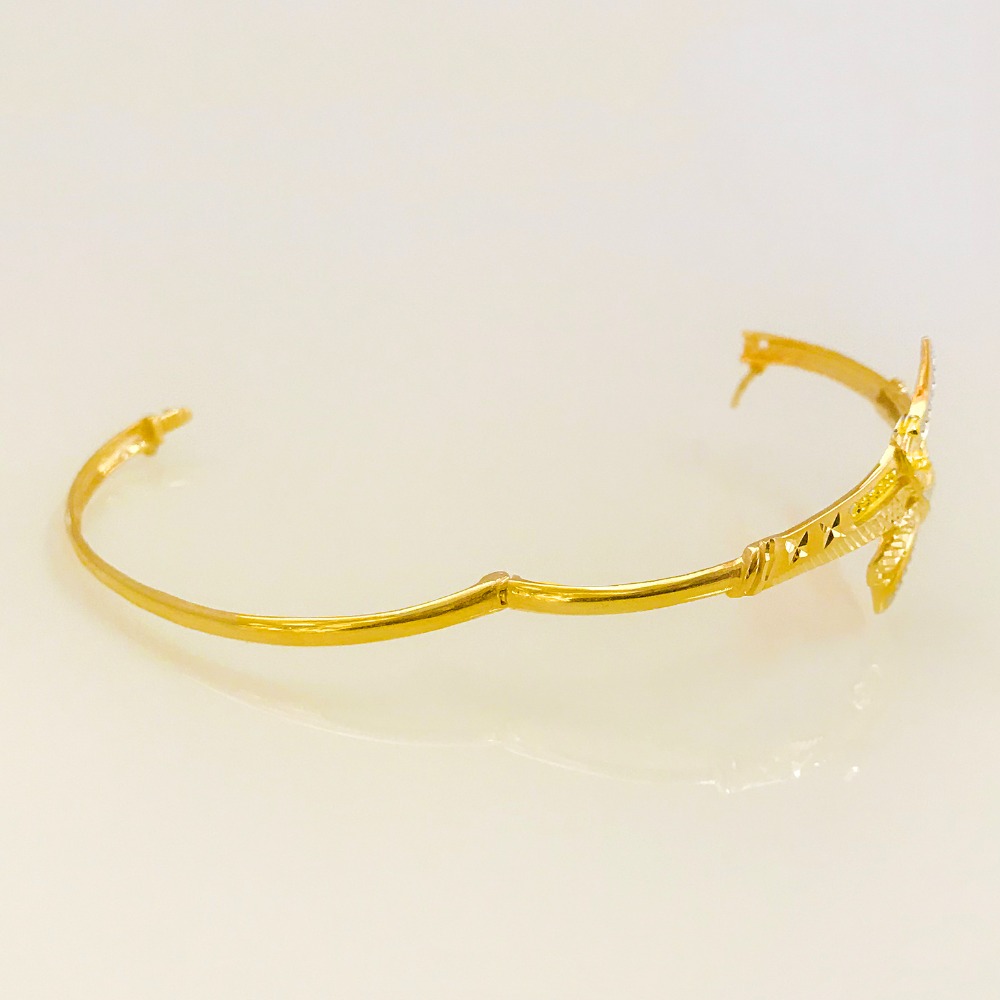 18 Kt Stamped Yellow Gold Designer Openable Women's Bangle Bracelet