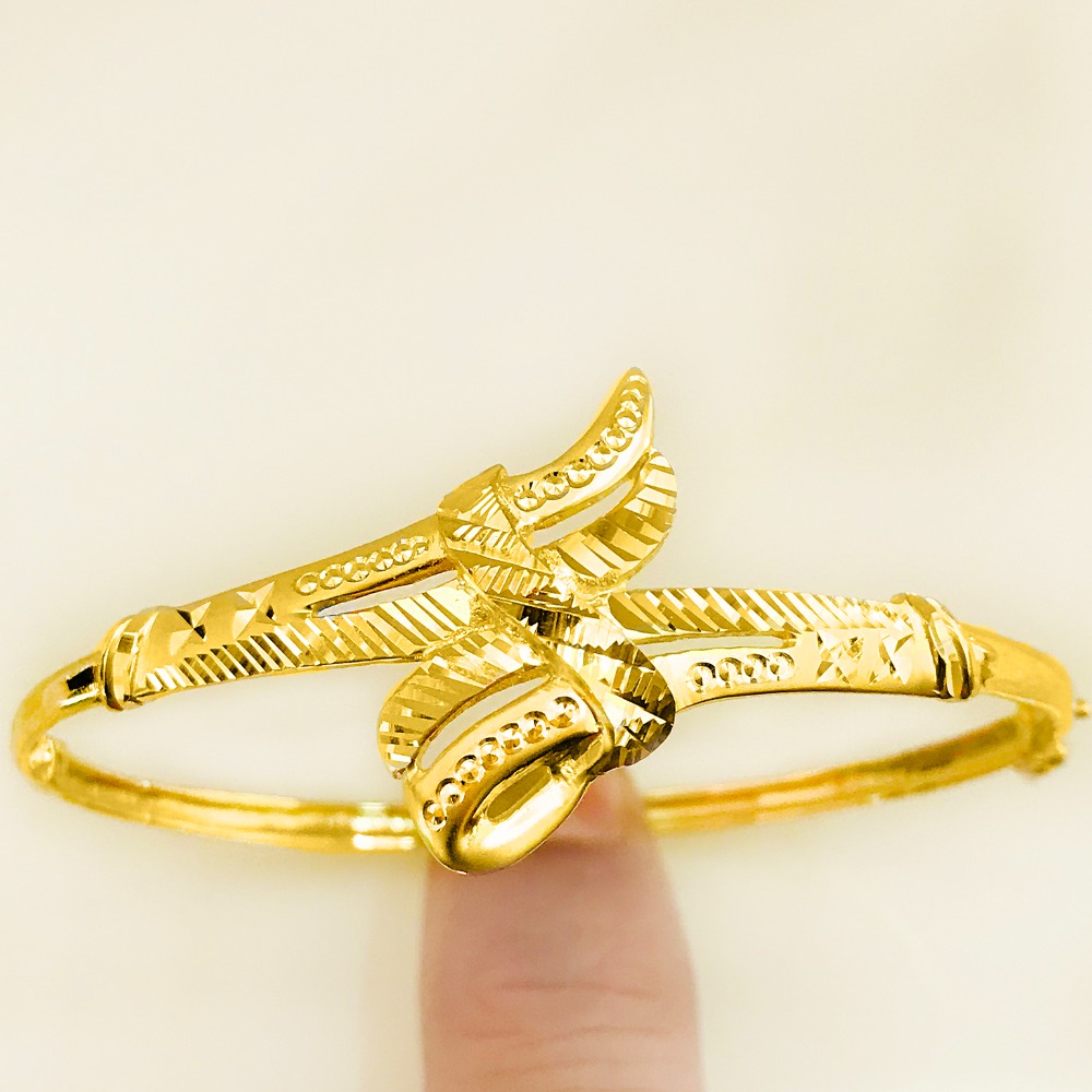 18 Kt Stamped Yellow Gold Designer Openable Women's Bangle Bracelet